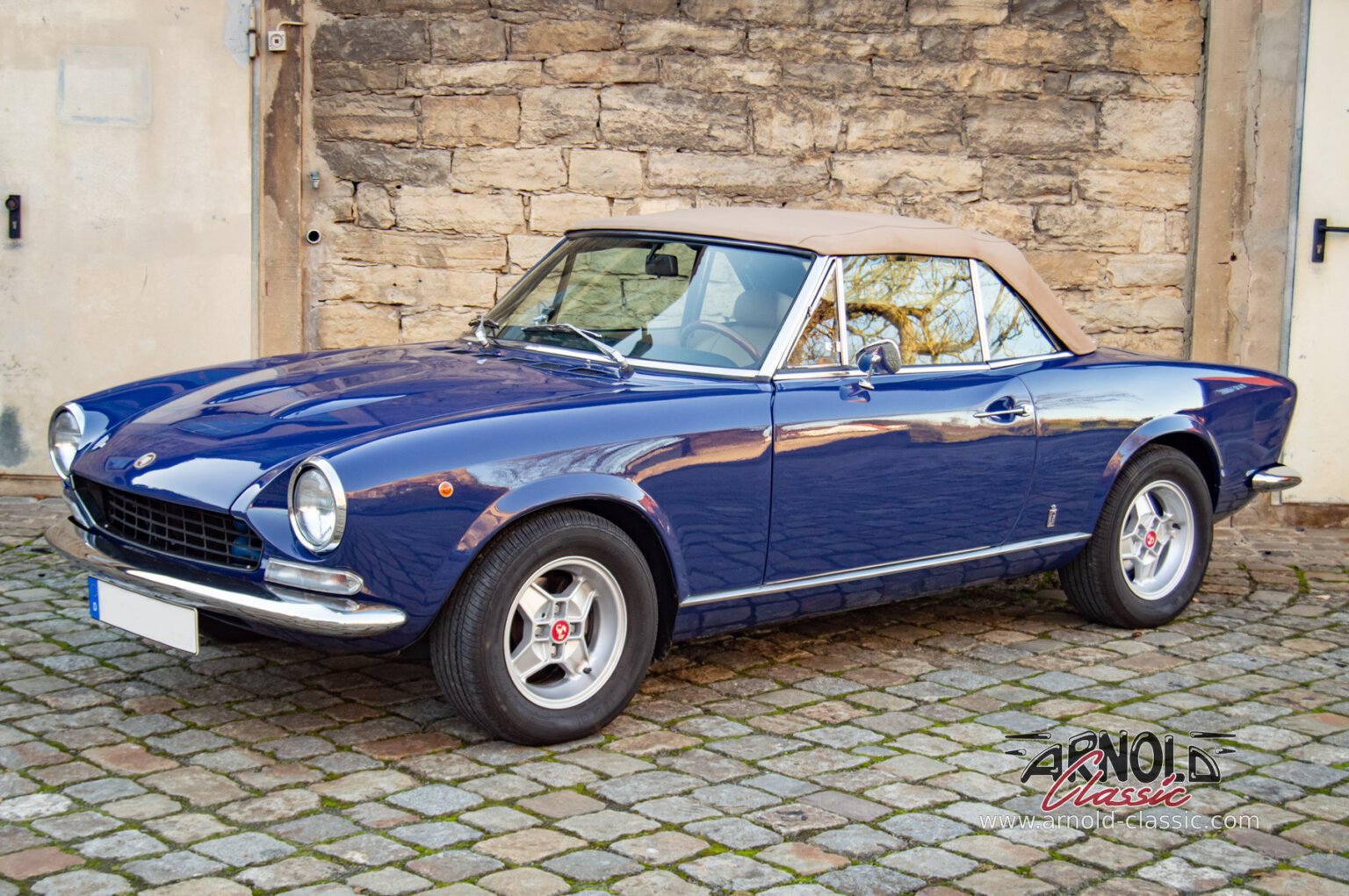 Fiat 124 Spider Oldtimer blau kaufen | Arnold Classic